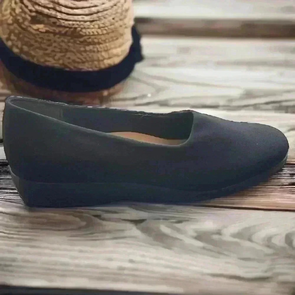 Worthington Sport Women’s size 7 Black Cloth Slip-On flats.  Great Condition - Picture 5 of 9
